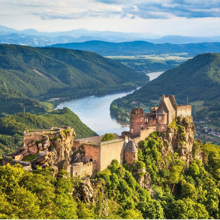 Burgruine Aggstein über der Donau in der Wachau