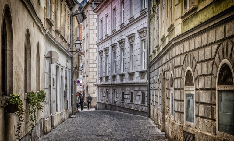 Gasse mit Kopfsteinpflaster in der Altstadt von Krems