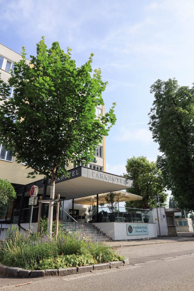 Eingang des PARKHOTEL Krems mit Terrasse im Sommer